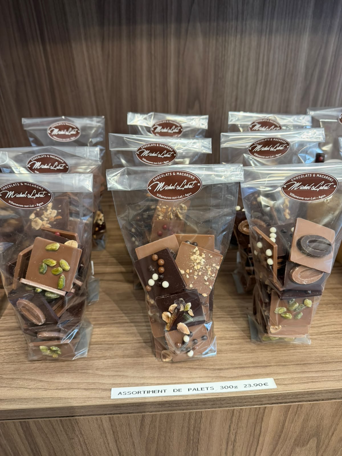 Assortiment de palets 300 g — Sélection de palets garnis : pistaches, éclats, perles craquantes et fruits secs.