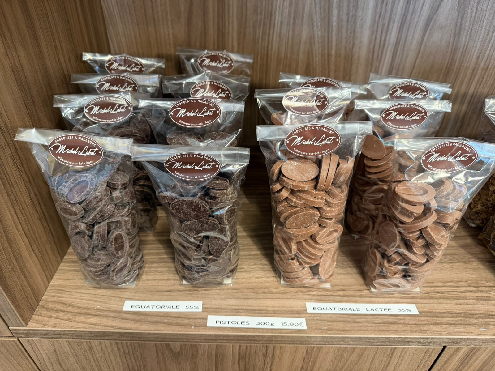 Pistoles de couverture 300 g — Pistoles Équatoriale 55 % ou Lactée 35 % — parfait pour pâtisser.