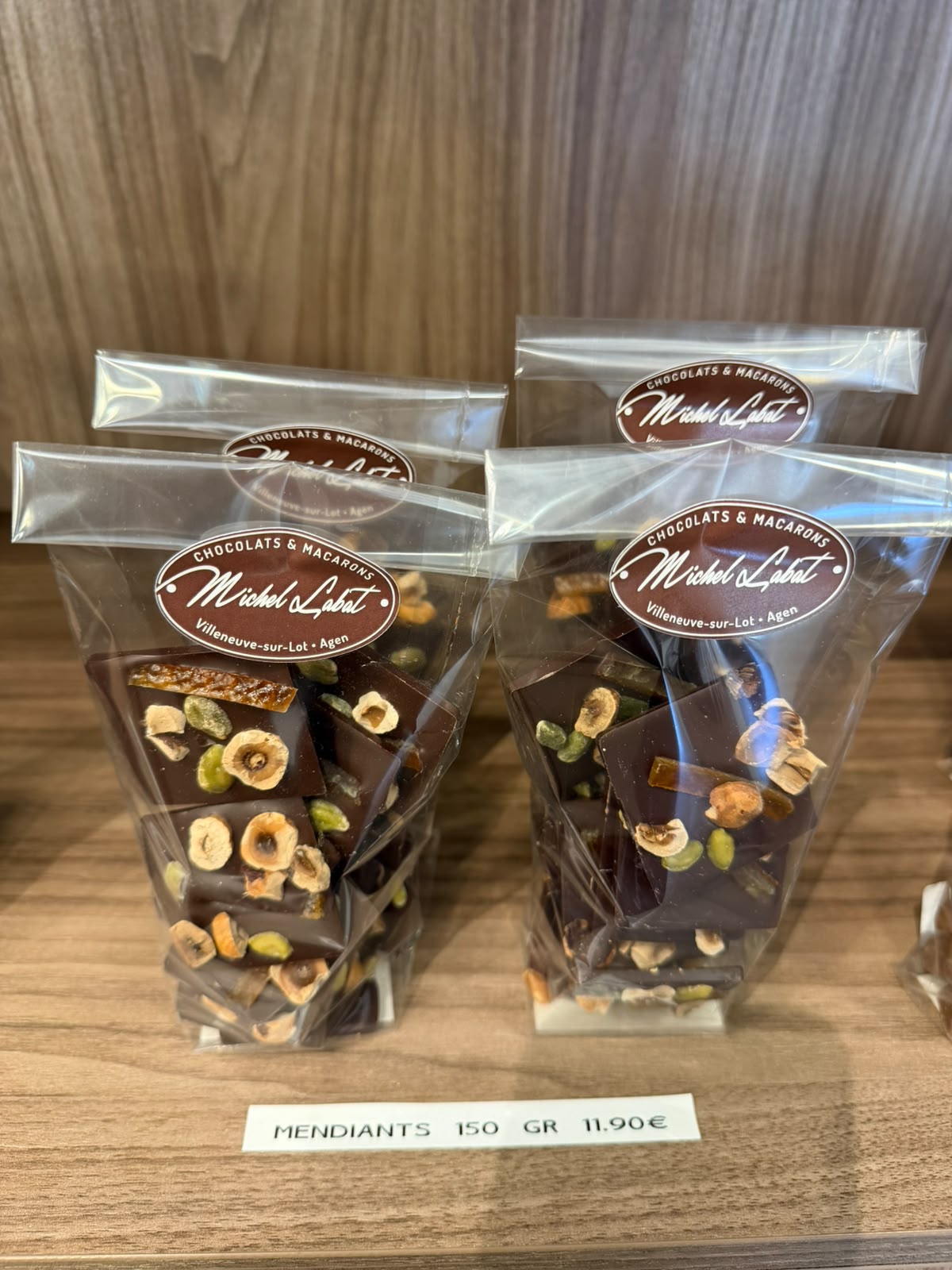 Mendiants 150 g — Palets de chocolat noir garnis de fruits secs et pistaches.