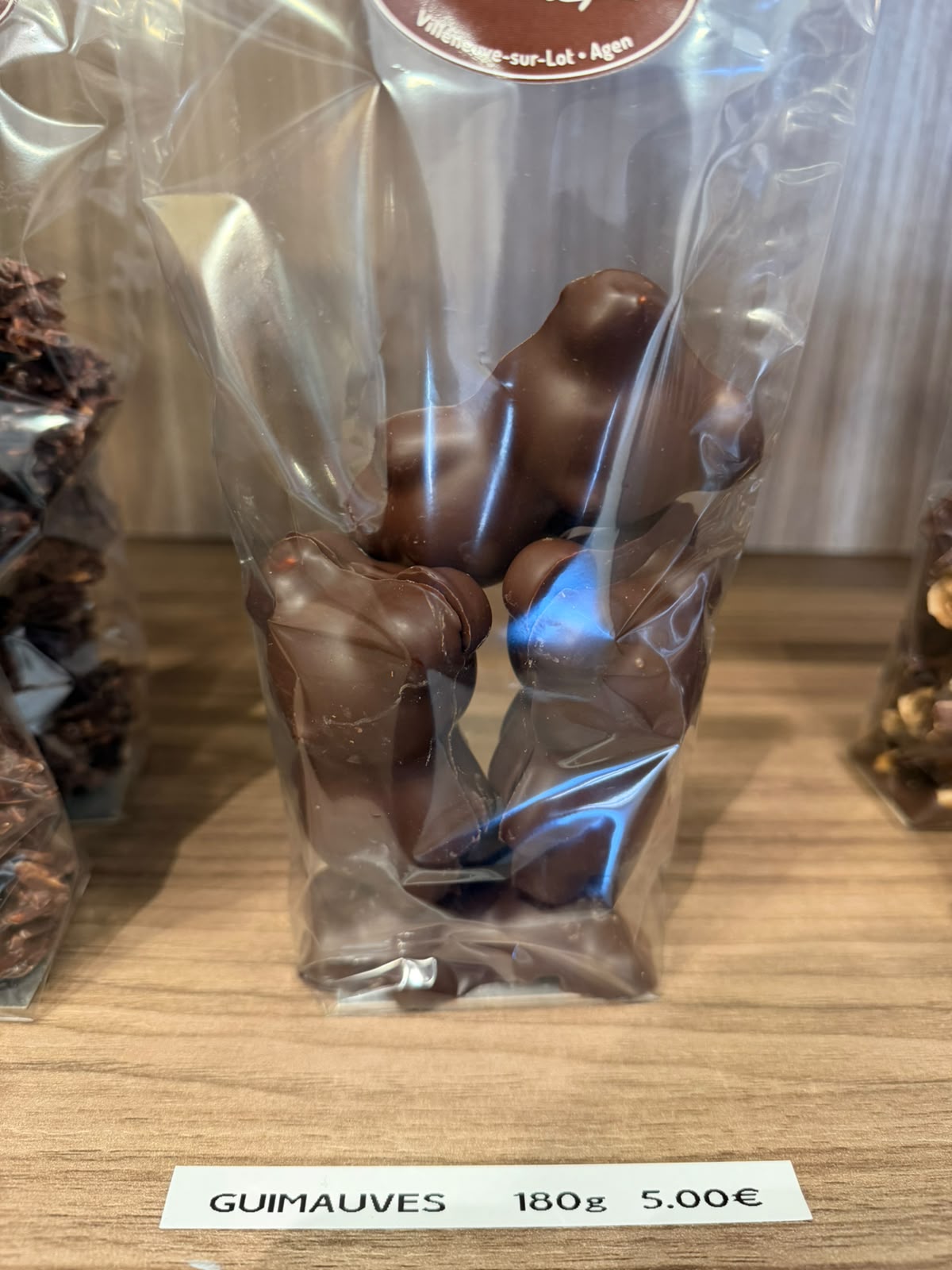 Guimauves enrobées 180 g — Guimauves moelleuses enrobées de chocolat noir.