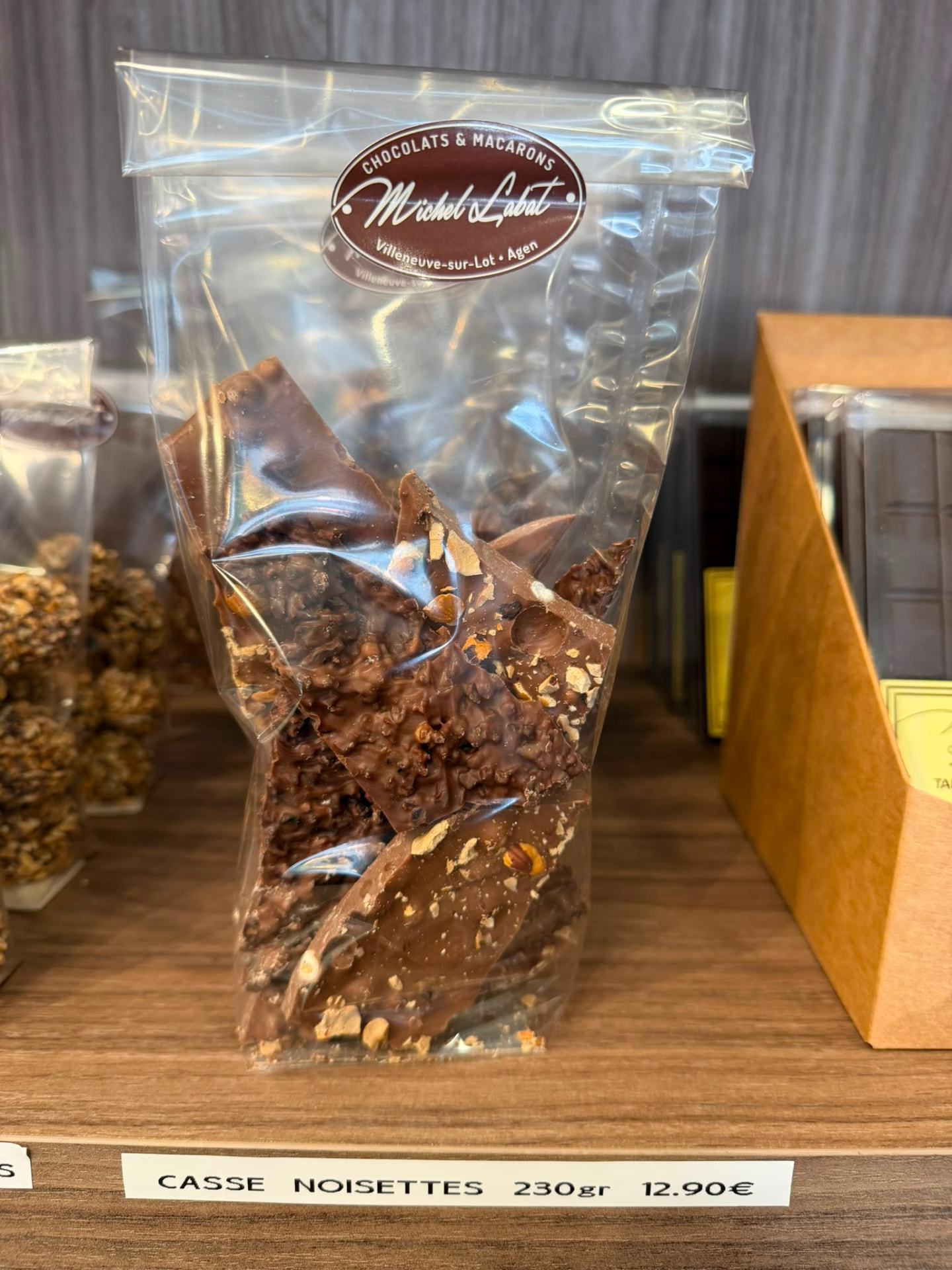 Casse-noisettes 230 g — Éclats de chocolat au lait généreusement parsemés d'amandes, noisettes et fruits secs.