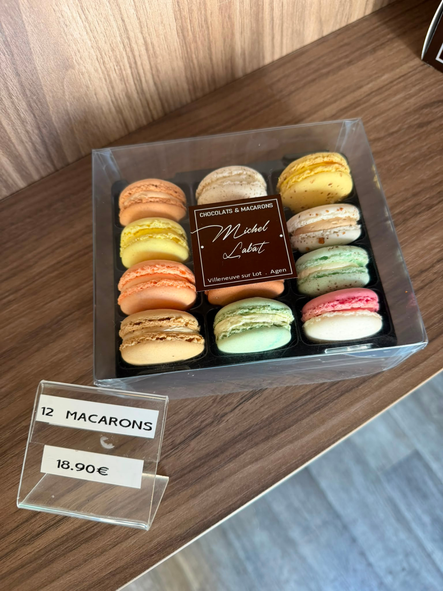 Boîte de 12 macarons — L'assortiment complet à partager.