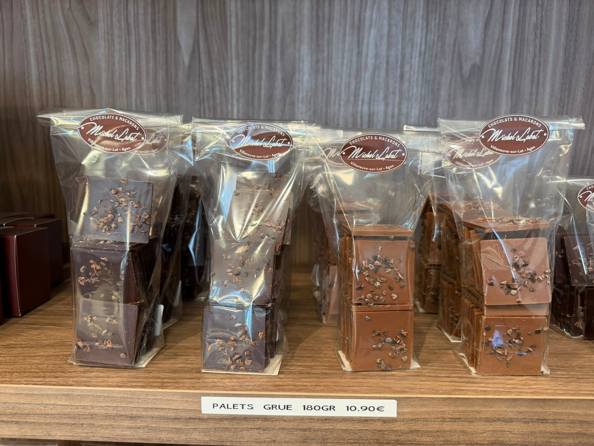 Palets grué de cacao 180 g — Palets chocolat noir ou lait parsemés de grué de cacao croquant.