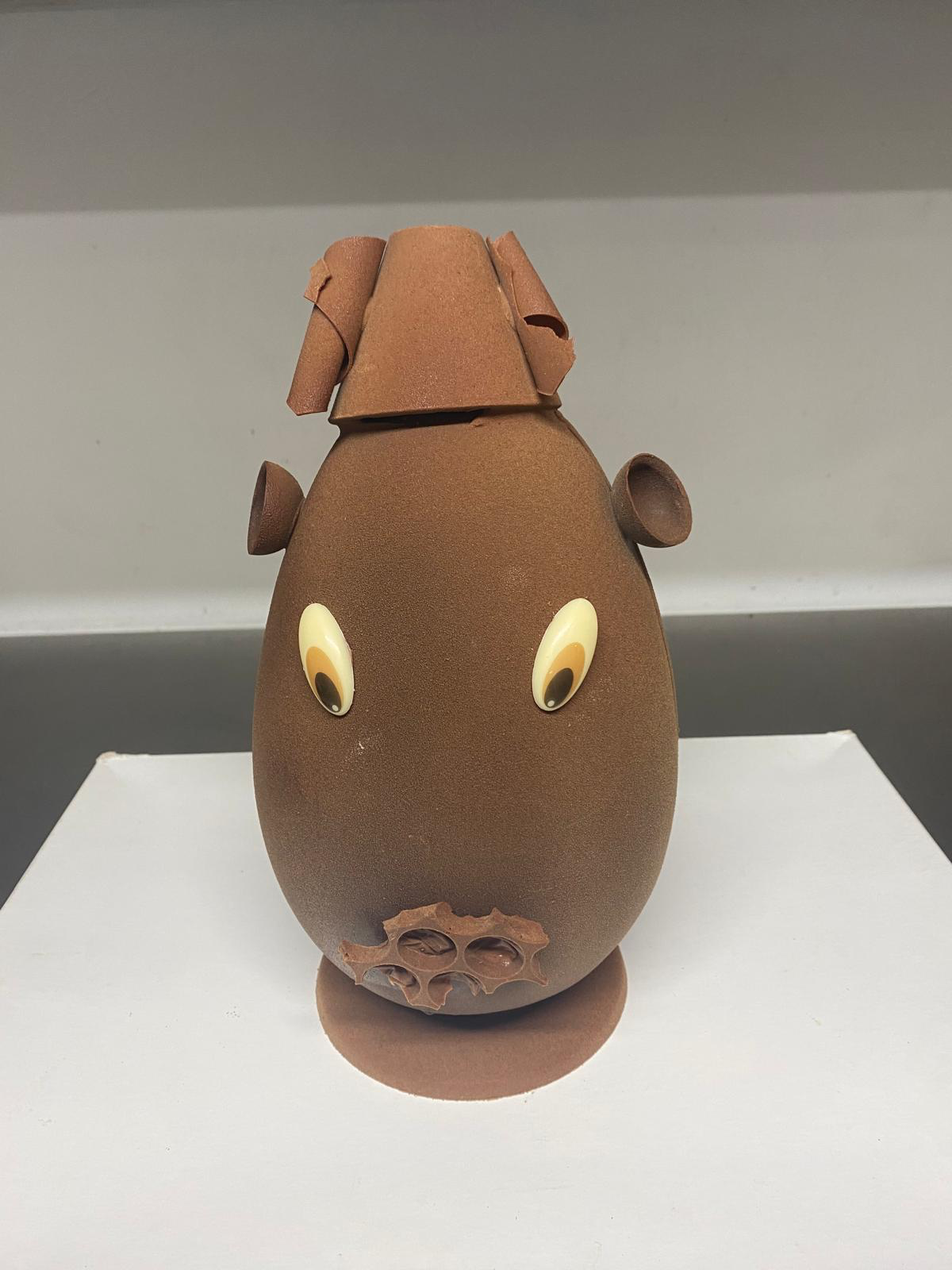 Grand œuf de Pâques sculpté