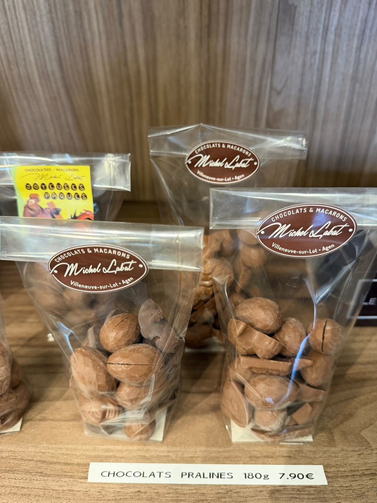 Chocolats pralinés 180 g — Amandes et noisettes enrobées de chocolat au lait praliné.