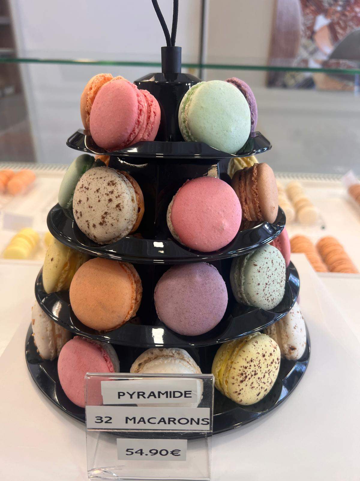 Pyramide 32 macarons — Grande pyramide de 32 macarons pour un moment gourmand et spectaculaire.
