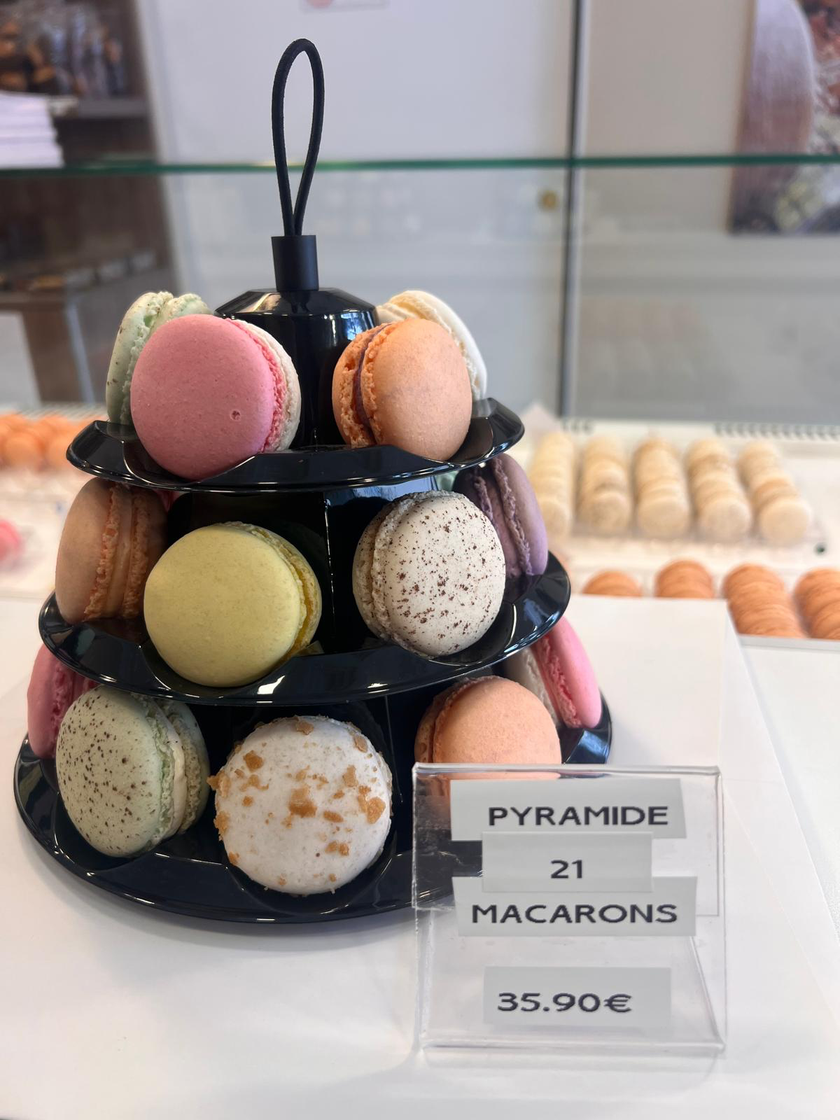 Pyramide artisanaux Michel Labat — Pyramides de macarons pour vos événements et cadeaux.