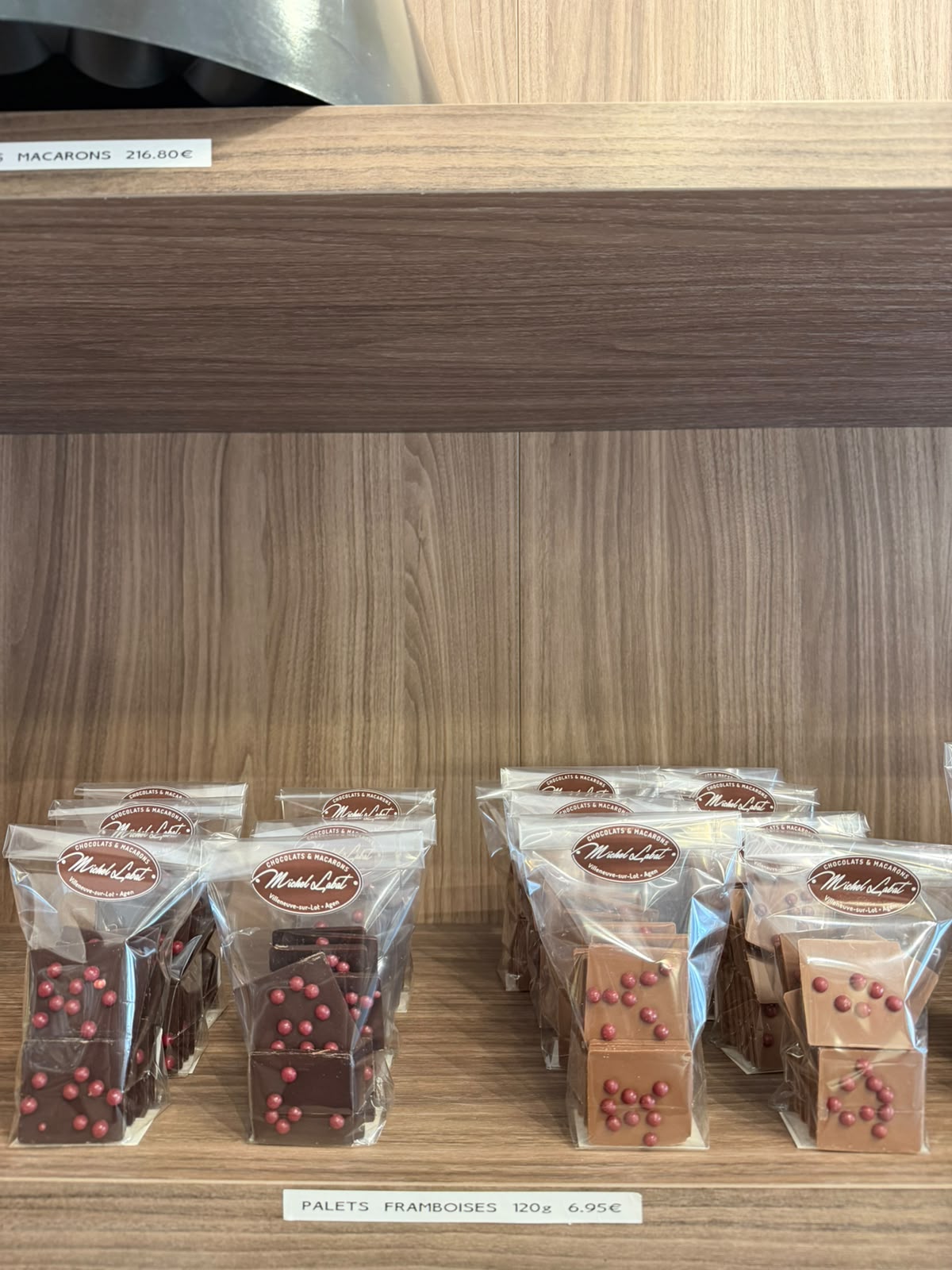 Palets framboises 120 g — Chocolat noir ou lait aux éclats de framboise.