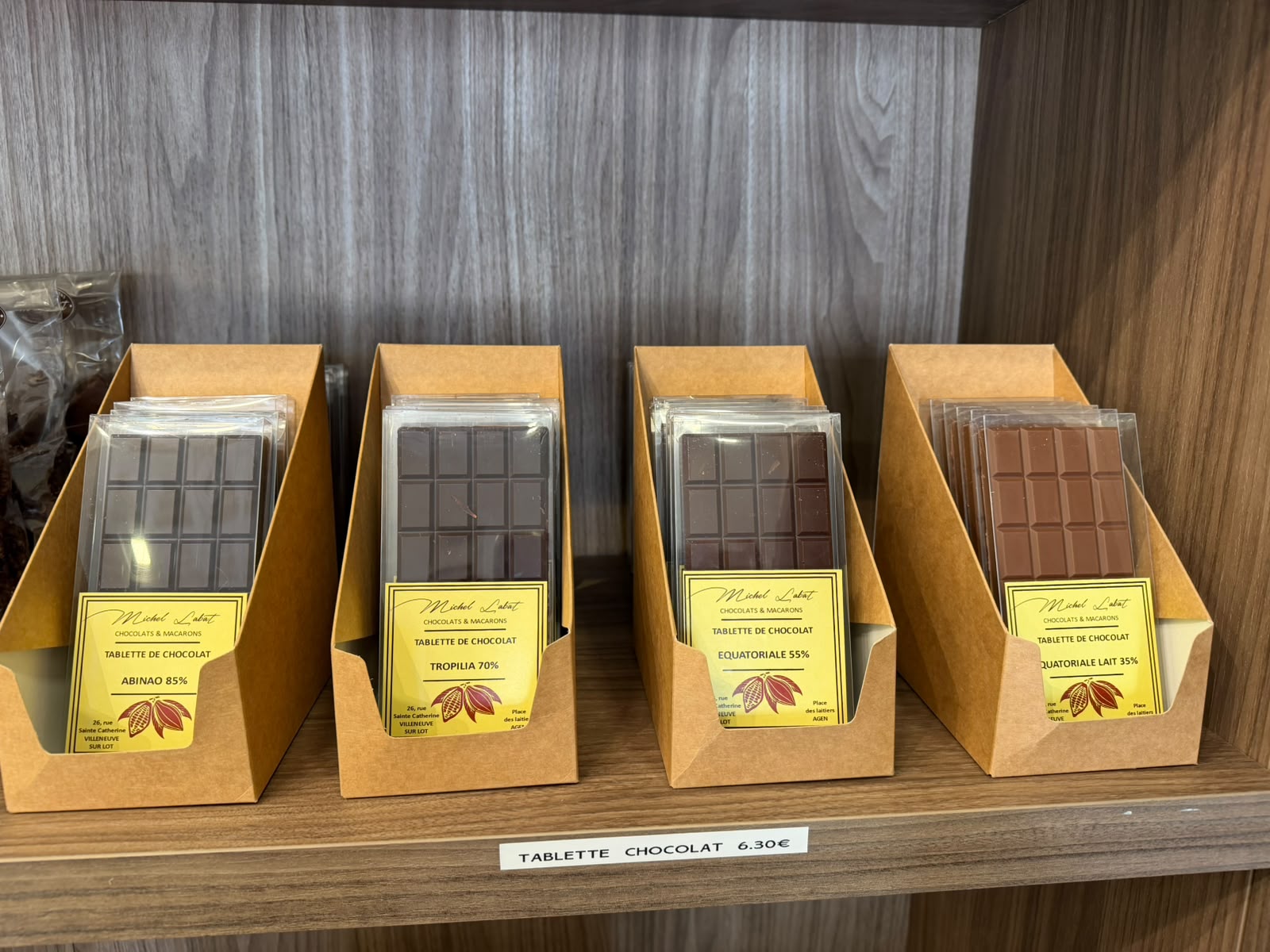 Tablette Abinao 85 % — Chocolat noir intense, notes puissantes de cacao.