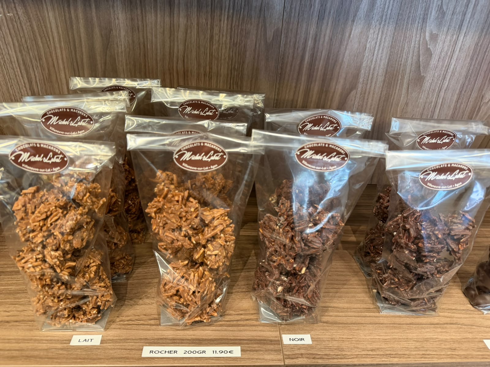 Rocher 200 g (lait ou noir) — Éclats d'amandes caramélisées liés au chocolat lait ou noir.
