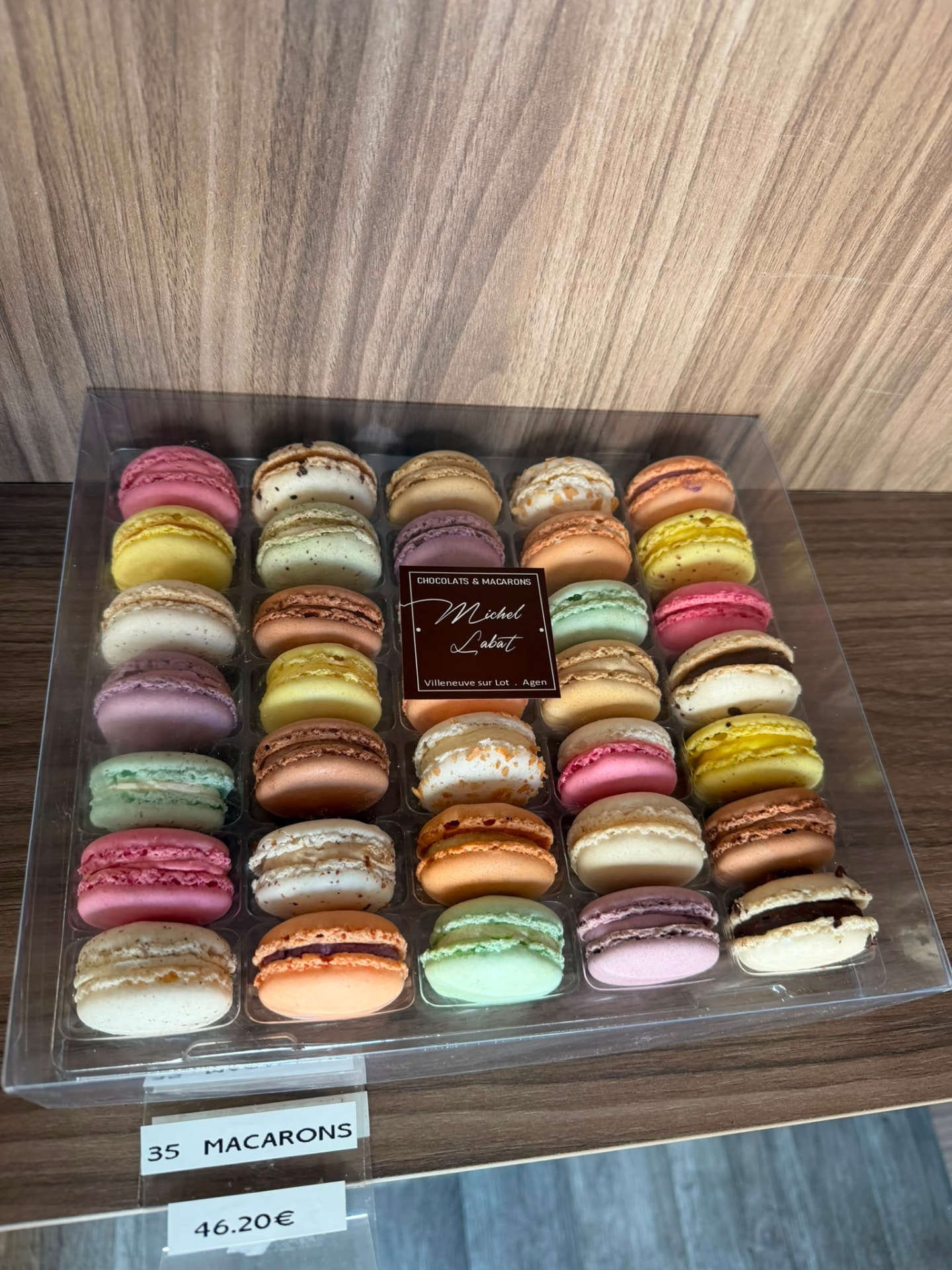 Boîte de 35 macarons — L'assortiment prestige : 35 macarons, tous les parfums réunis.
