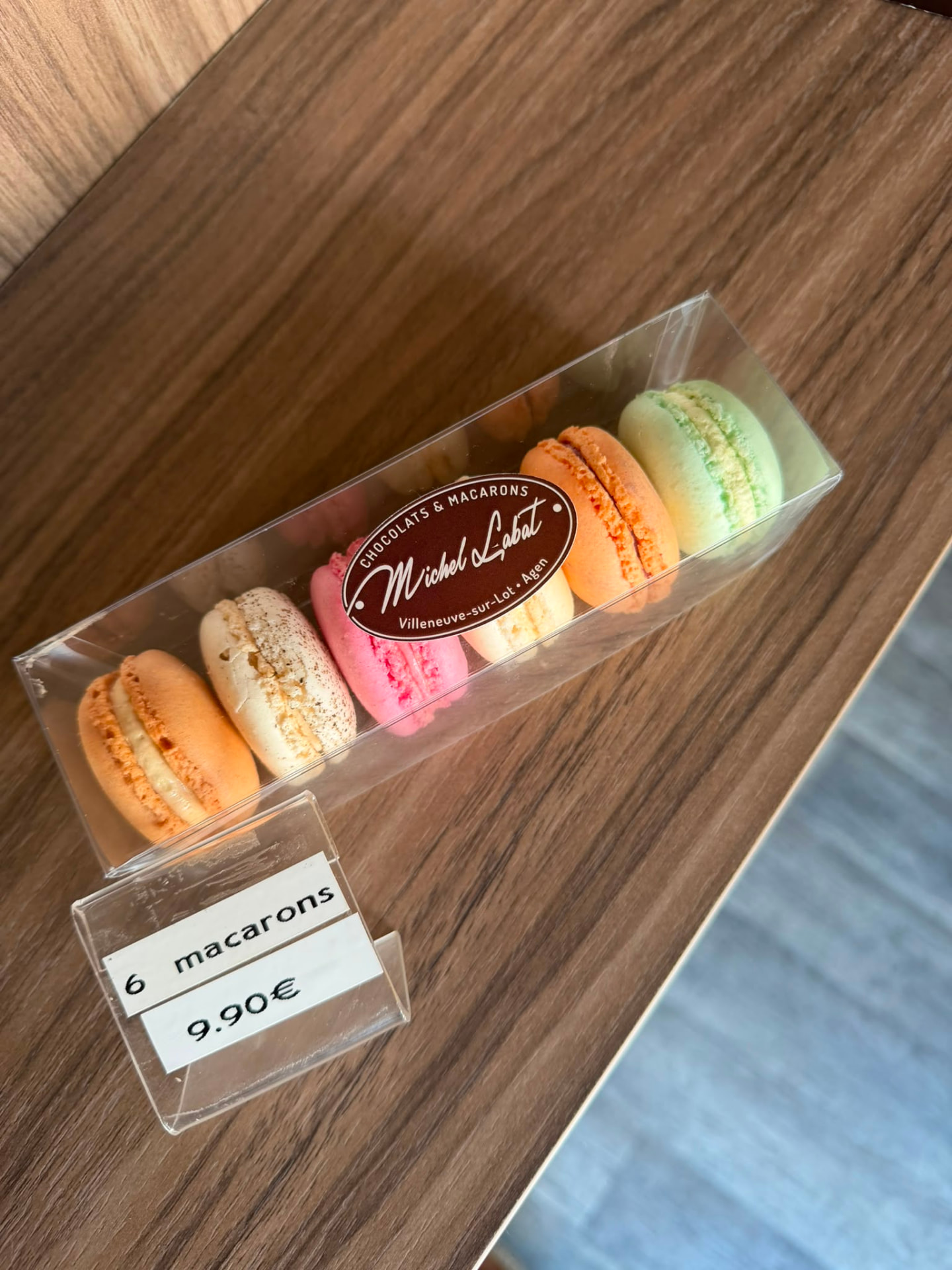 Boîte de 6 macarons — Assortiment de saisons : vanille, framboise, chocolat, pistache, café…