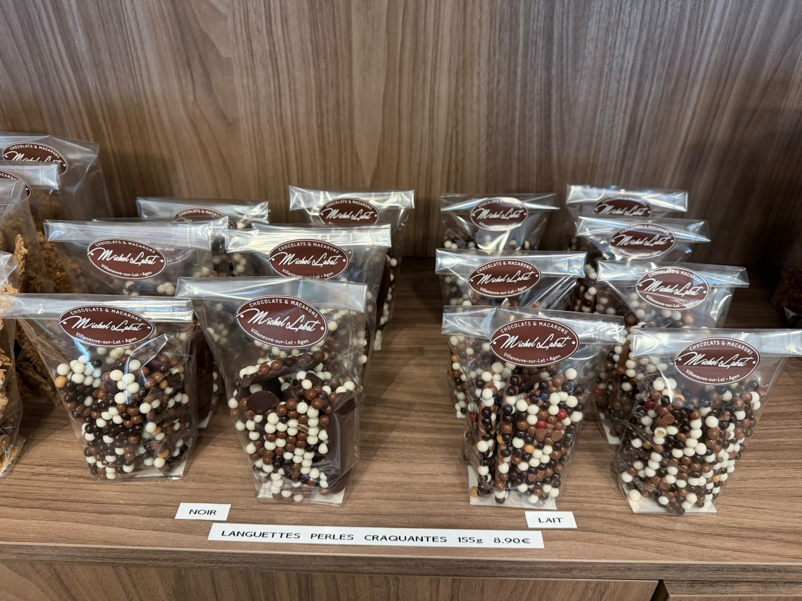 Languettes perles craquantes 155 g — Fines languettes chocolat noir ou lait aux perles croustillantes.