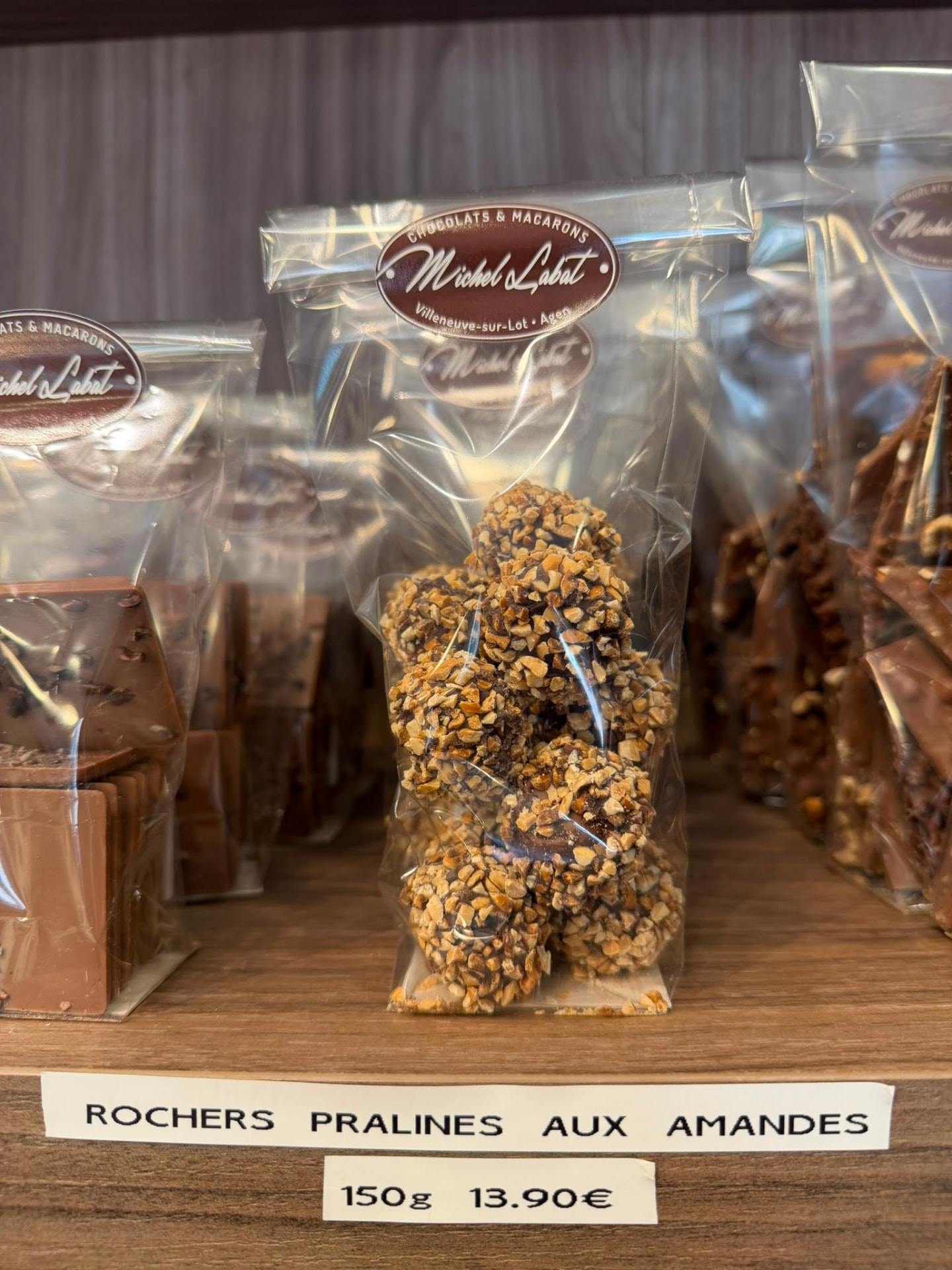 Rochers pralinés aux amandes 150 g — Cœur praliné fondant, enrobage généreux d'amandes concassées.